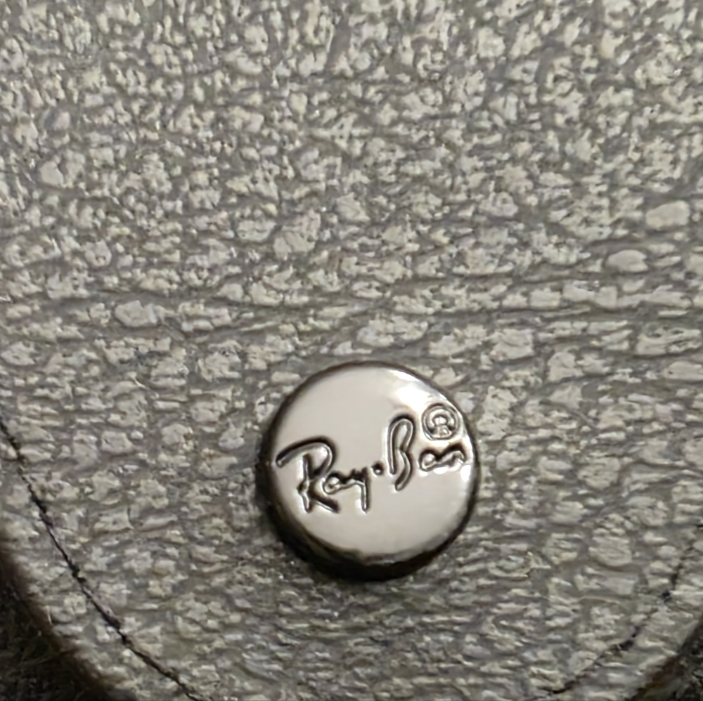 Ray-Ban Black Snap Closure Silver Seal Case with Cleaning Cloth - Picture 9 of 10